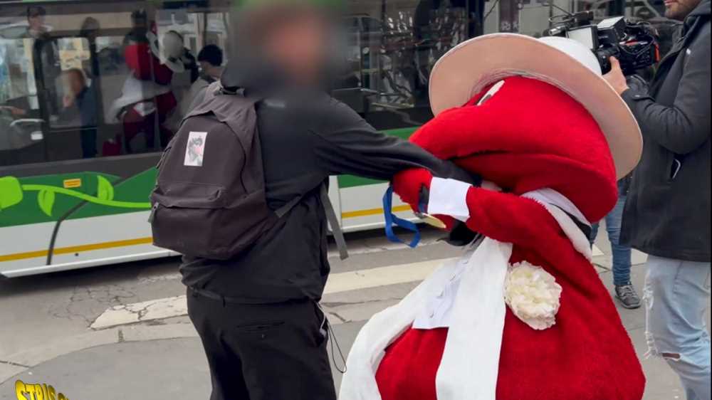 Il Gabibbo è stato aggredito: ecco cosa è successo alla mascotte di Striscia la notizia