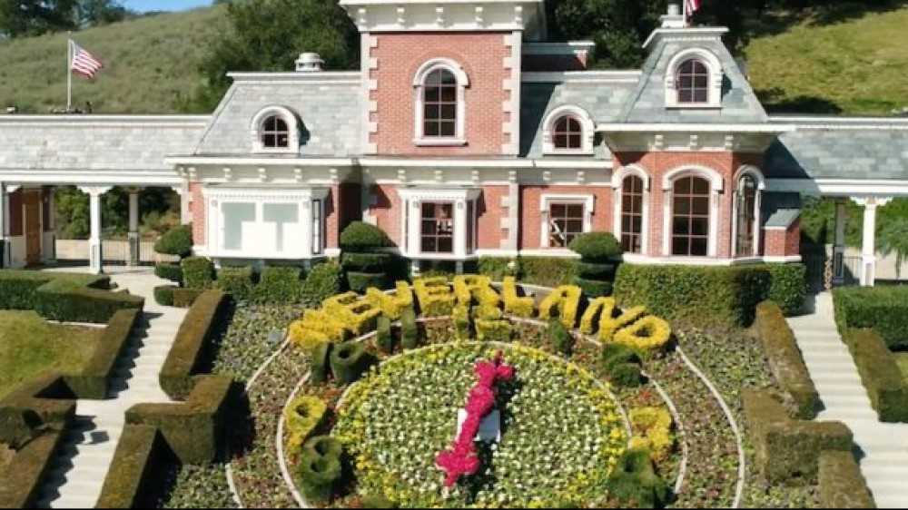 Il miliardario Ronald Wayne Burkle ha comprato, per 22 milioni di dollari, Neverland, il ranch da favola appartenuto a Michael Jackson