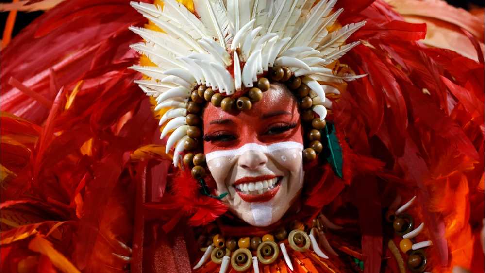 Il presidente brasiliano Lula star del Carnevale di Rio, la sua presenza segnata dalle proteste delle destre