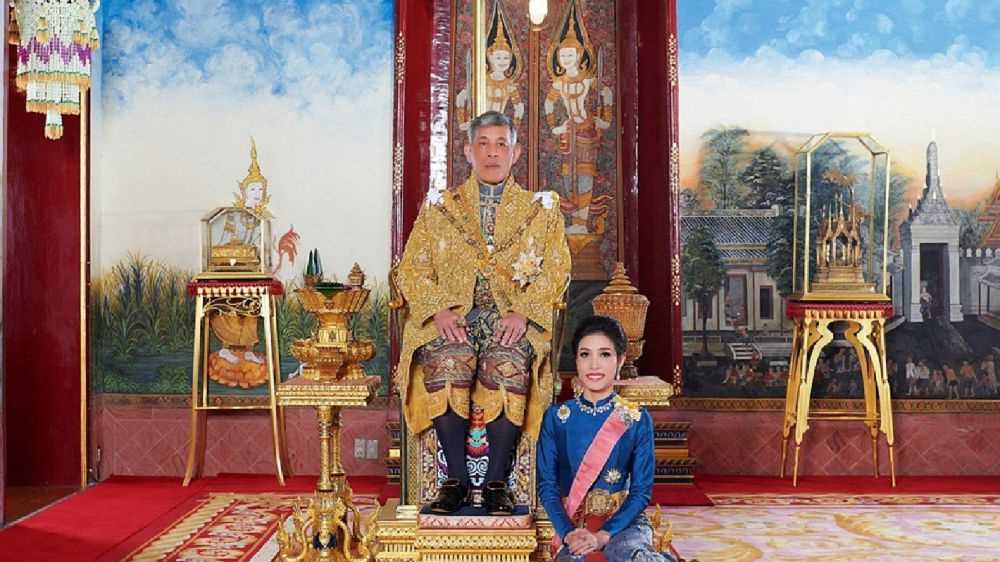 Il re di Thailandia toglie i titoli alla consorte reale, è stata sleale con la regina