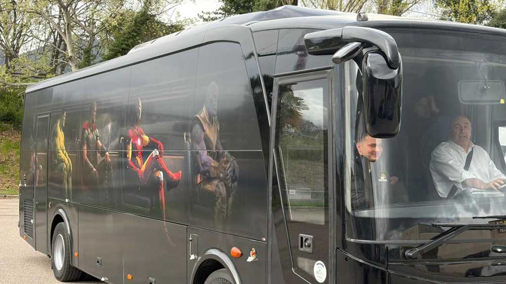 Il sindaco di Terni Stefano Bandecchi si regala un pullman per il compleanno. Guardate le foto!