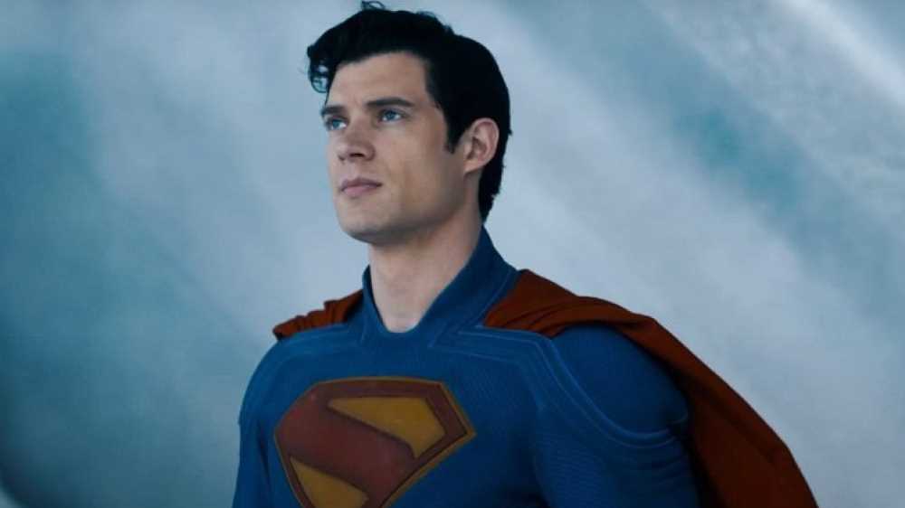 Incassi, Superman continua a volare alto mentre Jurassic World non molla e conquista 650 milioni in tutto il mondo