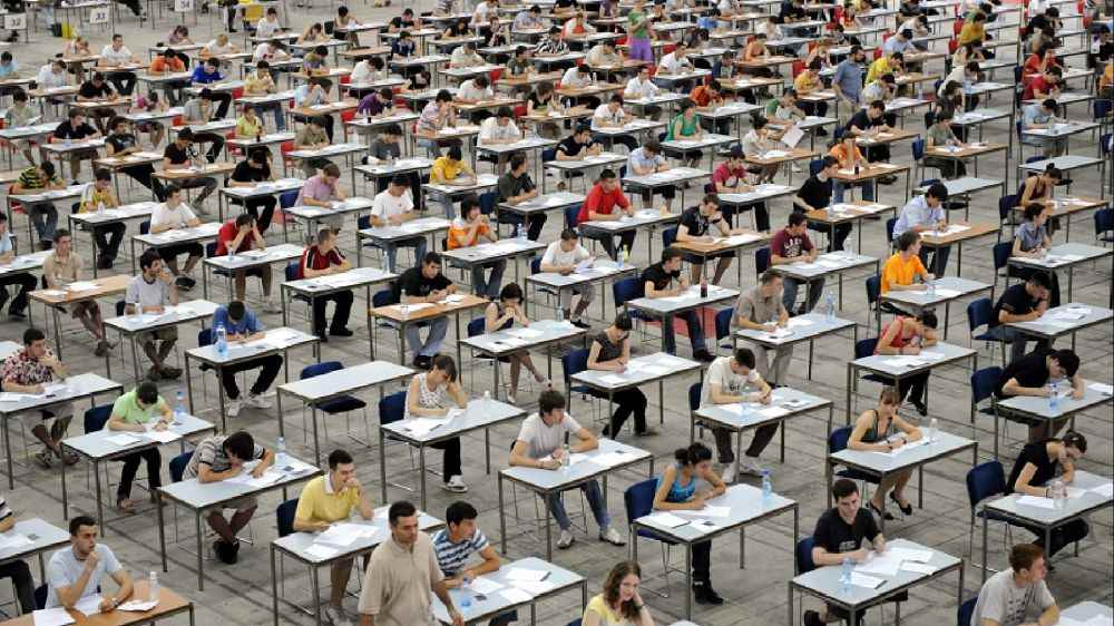 India, scatole di cartone sulla testa degli studenti per non farli copiare