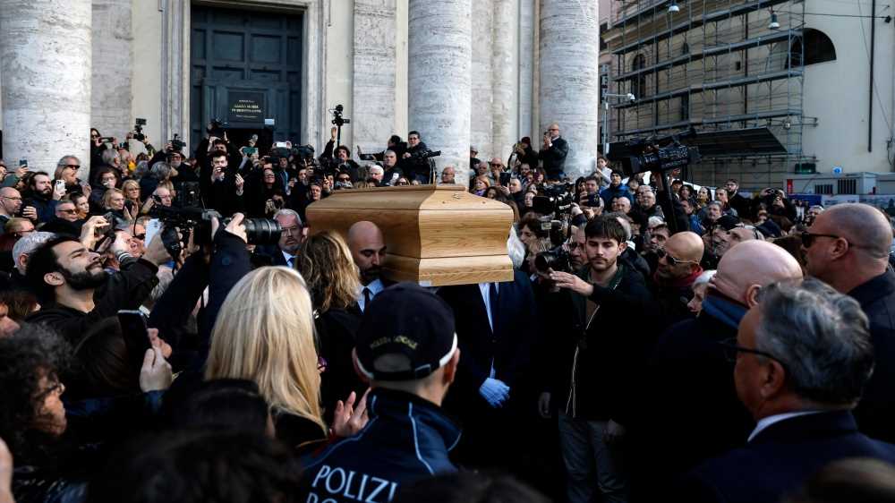 L'addio a Enrica Bonaccorti: le note de 'La Lontananza' e 'Il cielo'. L'omelia con le parole di Renato Zero