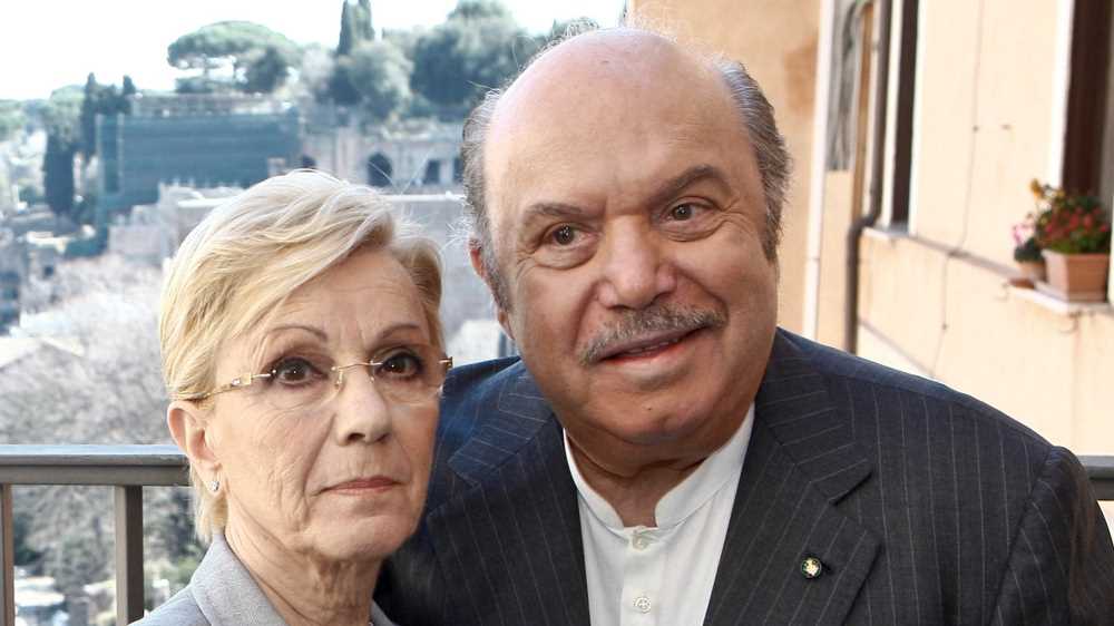 L'ultimo saluto a Lucia Lagrasta, moglie di Lino Banfi. Folla di vip e gente comune