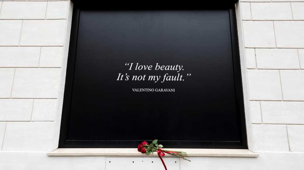 La camera ardente di Valentino. Il saluto di famiglia, amici e collaboratori dell'ultimo imperatore della moda, poi tanta gente comune