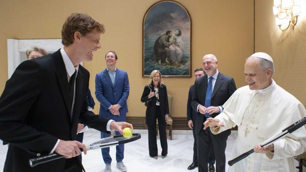 La Federazione  del tennis da Papa Leone XIV con i suoi trofei, Sinner gli propone di palleggiare