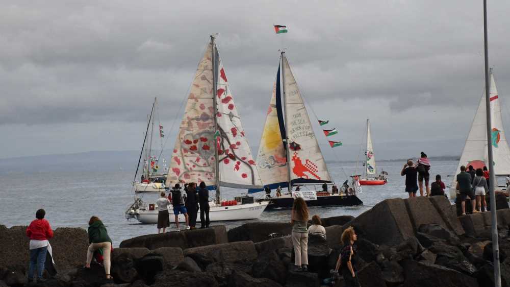 La Flotilla continua il suo viaggio verso Gaza nonostante gli ammonimenti. Trump tratta con Netanyahu per la pace