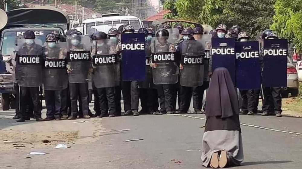 La foto della suora in ginocchio davanti ai militari in Myanmar per fermare le violenze è già un'immagine simbolo
