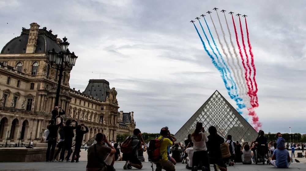 La Francia festeggia il 14 luglio omaggiando i sanitari impegnati nell'emergenza coronavirus