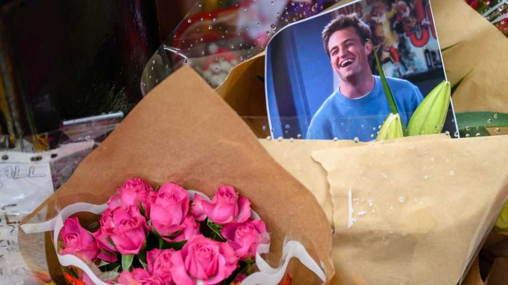 La morte di Matthew Perry: condannata a 15 anni la donna accusata di aver venduto droga all'attore