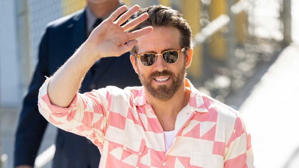 La scommessa di Ryan Reynolds. Il video della sua colonscopia per sensibilizzare sul cancro al colon