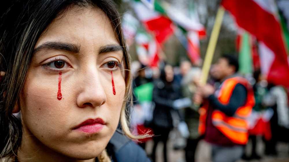 La sfida della scacchista senza velo al regime iraniano. Pugno duro di Raisi. Roma convoca l'ambasciatore