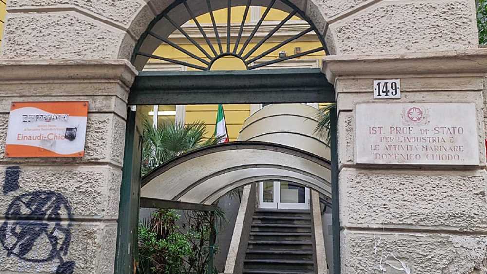 La Spezia: accoltellato a scuola, 18enne in condizioni gravissime, fermato un altro studente