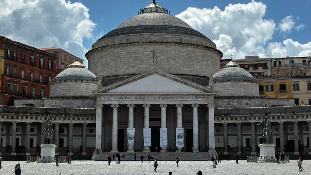 La storia della sesta tappa del Giro d’Italia nasce dove è nata la Storia. Si parte da Paestum e si arriva a Napoli