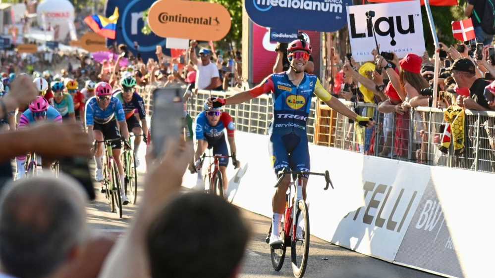 LA VOLATA VINCENTE DI JONATHAN MILAN A ROMA CHIUDE IL GIRO D’ITALIA