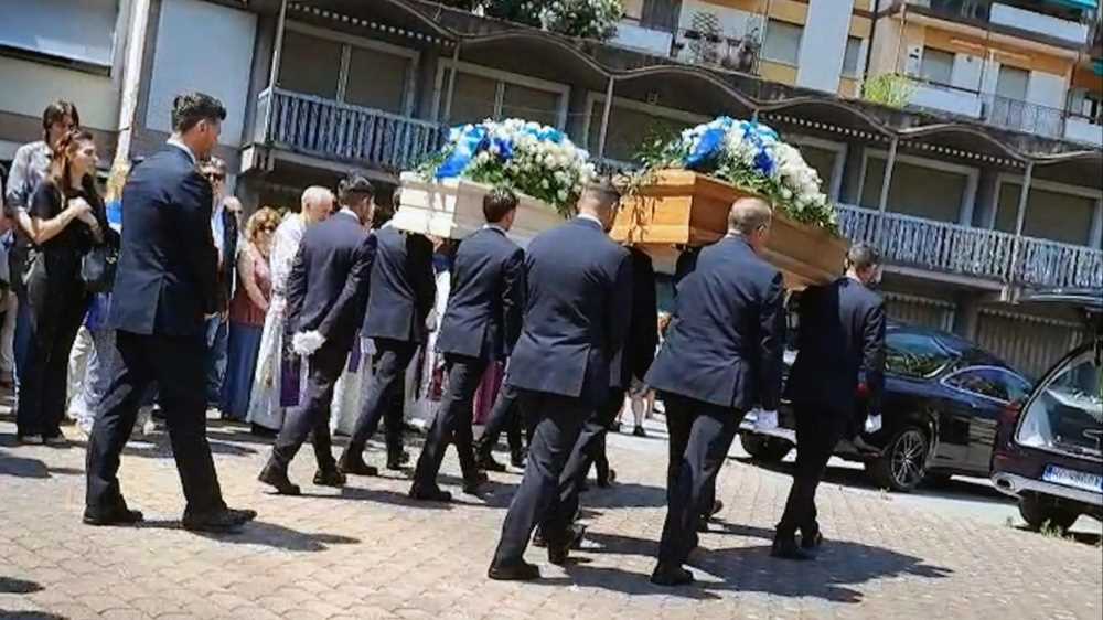 L’ultimo saluto a Monica e Giorgia, Pegli si stringe attorno alla famiglia delle due sub