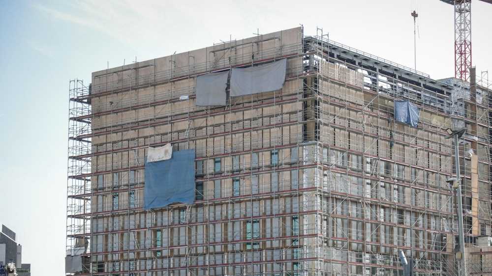Lavoratori indiani trattati come schiavi nel cantiere del consolato Usa a Milano, fermato un manager del colosso Caddell