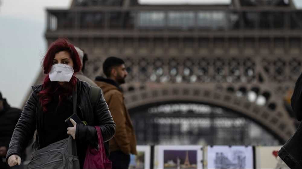 Macron: "Francia in lockdown da venerdì, ma le scuole restano aperte"