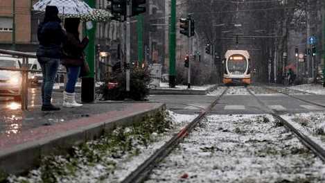 Maltempo, neve a Torino e Milano, pioggia e allagamenti a Roma
