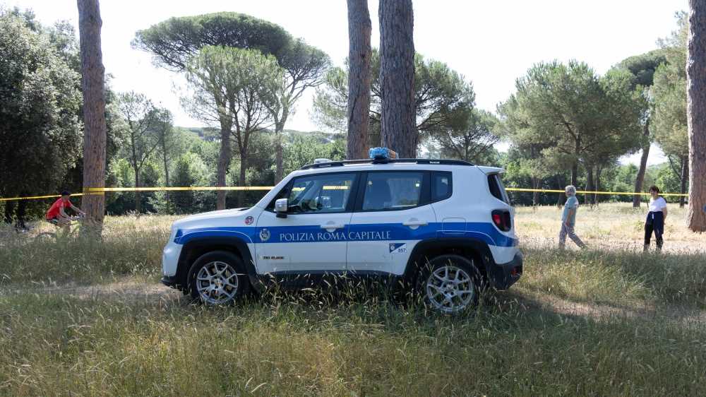 Mamma e figlia trovate morte a Roma, sarebbero americane, come un uomo ora ricercato per omicidio, sarebbe stato arrestato in Grecia