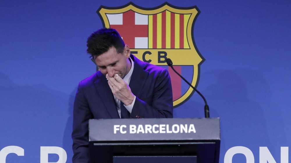 Messi in lacrime per l'addio al Barcellona, "non volevo andare via, è un arrivederci"