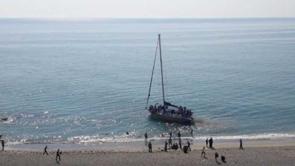 Migranti, in cinquanta sbarcati su veliero nel reggino