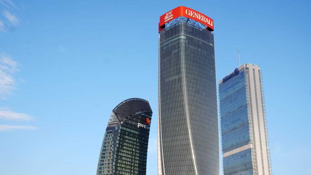 Milano, a Citylife collassa l'enorme insegna di Generali sulla Torre Hadid, zona evacuata