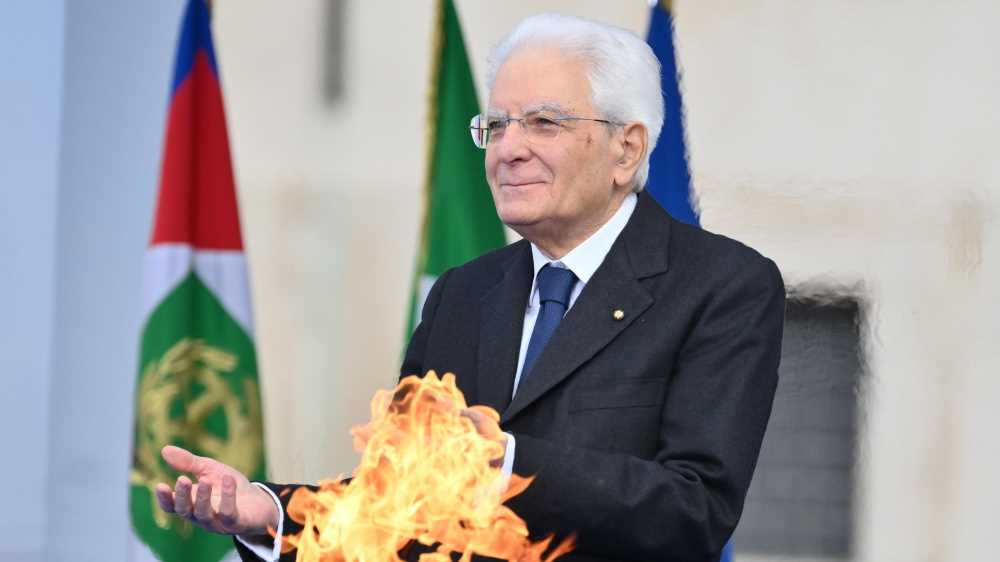 Milano-Cortina, in Piazza del Quirinale il Presidente Mattarella accende il braciere: “Stop alle guerre”