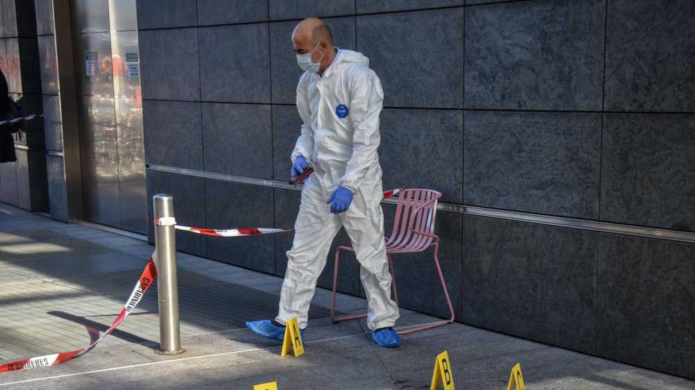 Milano, donna accoltellata alle spalle in Piazza Gae Aulenti. Le telecamere hanno ripreso un sospettato