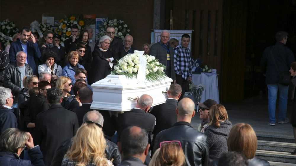 Milano, i funerali del bimbo, la famiglia, mai più una cosa del genere a scuola