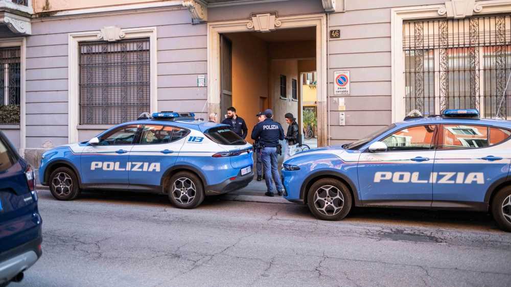 Milano, sfregia una 22enne in metro: arrestato un 27enne al Duomo