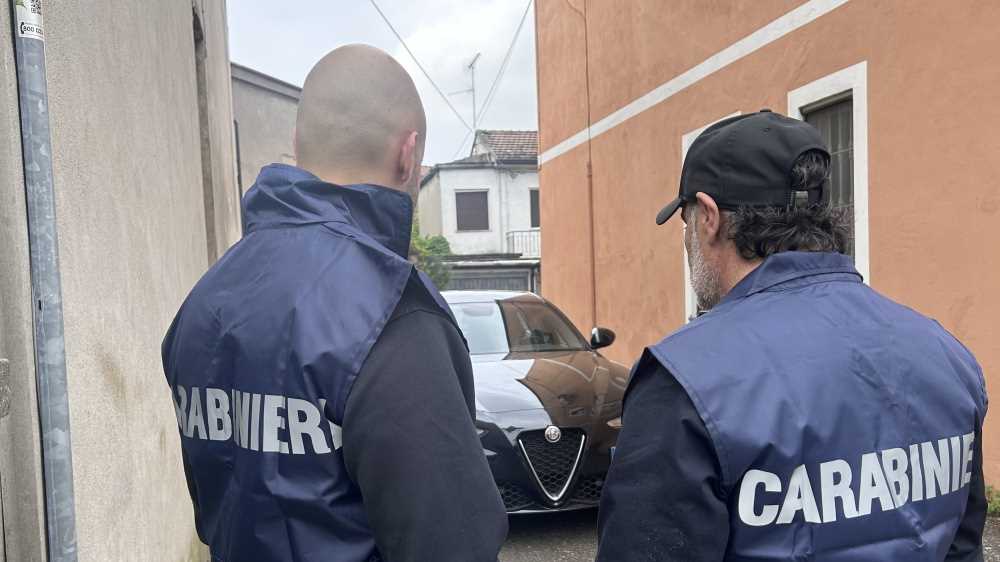 Milano, un borseggiatore restituisce orologi preziosi al turista americano derubato in centro, per lui sono falsi