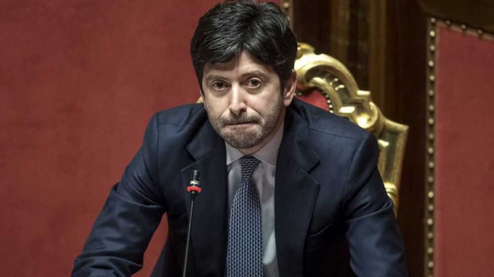 Ministro Speranza: "Rispettare un metro di distanza al chiuso, ma eccezione per aerei"