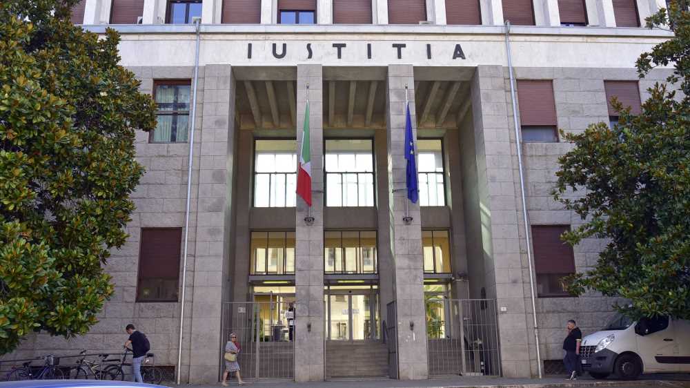 Minorenne violentò una compagna di classe e fu condannato per violenza sessuale aggravata, anche i genitori condannati al risarcimento danni  