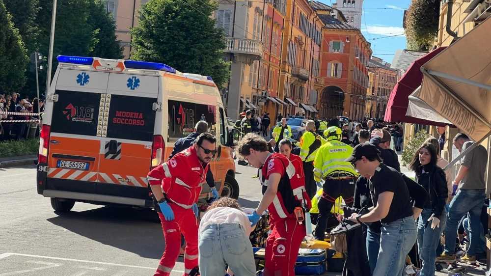 Modena, auto falcia la folla. Sette i feriti, almeno 4 in gravi condizioni. il conducente fermato dopo aver tentato la fuga