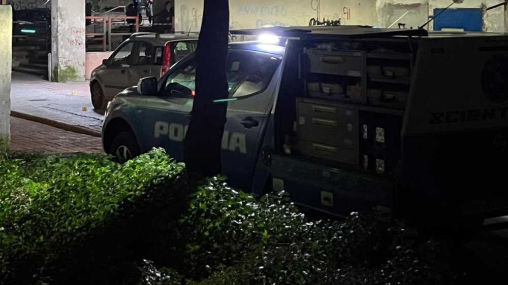 Napoli: 22enne accoltellata alla schiena muore in ospedale, dopo essere stata trasportata in auto da ignoti, si cerca il fratello