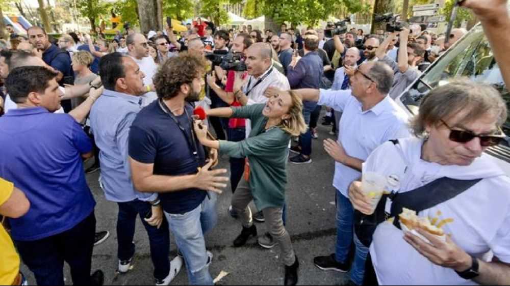 Napoli, Filippo Roma delle Iene aggredito da attivisti M5S