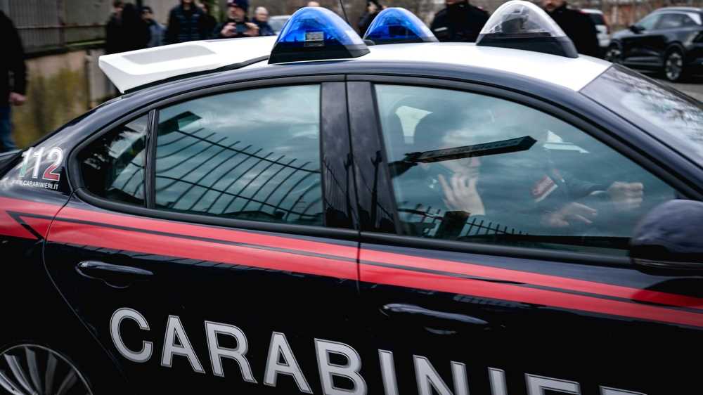 Napoli, lite condominiale finisce in violenza: 33enne stacca a morsi l’orecchio al proprietario di casa