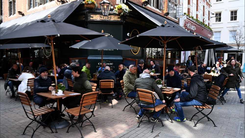 Nel Regno unito oggi riaprono pub, negozi e palestre dopo il lungo lockdown per il Covid