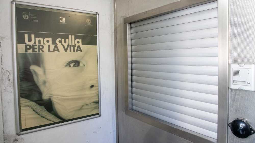 Neonato trovato vicino a un cassonetto con un peluche, i medici l'hanno chiamato Lorenzo