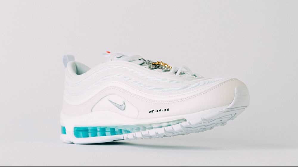 Nike Jesus, ecco le scarpe con acqua santa e crocifisso