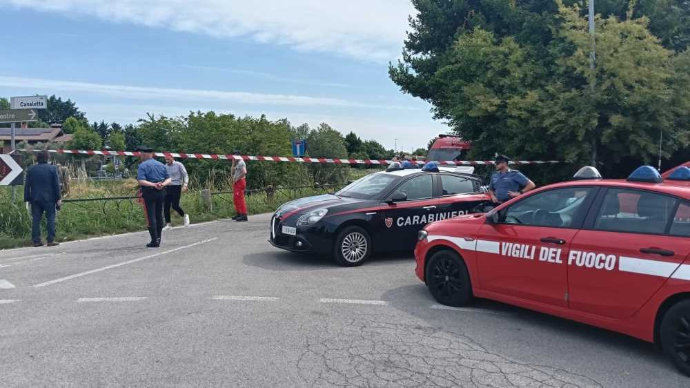Nipote di 17 anni uccide a coltellate la zia, carica il corpo su una carriola e lo getta in un canale