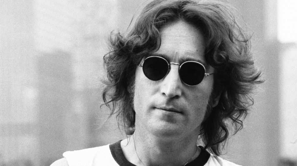 Occhiali da sole di John Lennon venduti all'asta per 137mila sterline