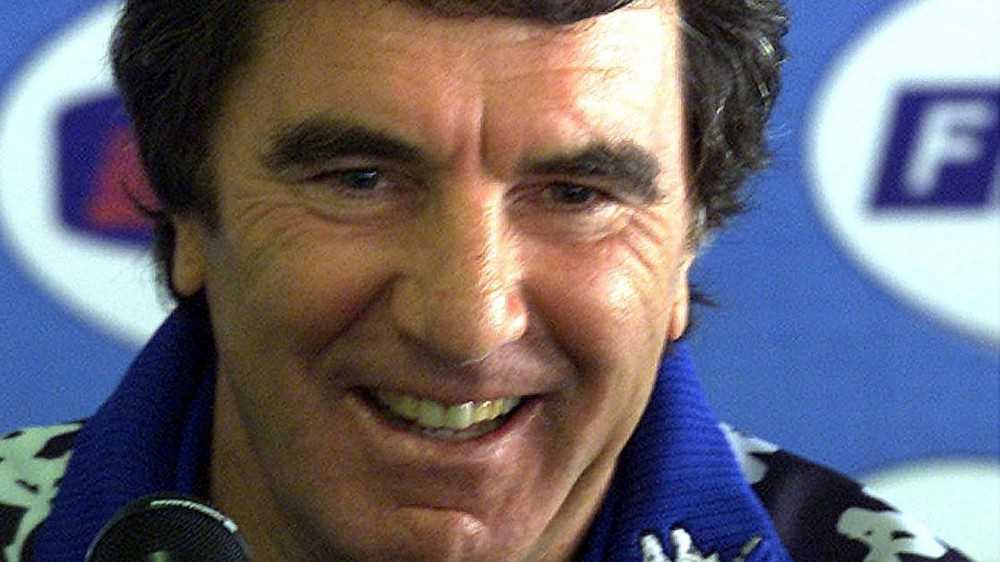Oggi Dino Zoff compie 80 anni. La sua immagine con la Coppa del Mondo di Spagna ‘82 finì anche su un francobollo