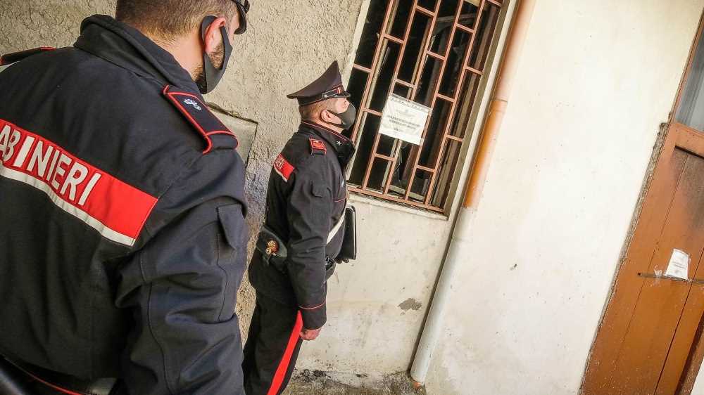 Omicidio in famiglia nel napoletano, un ragazzo uccide la sorella a coltellate, poi videochiama la madre