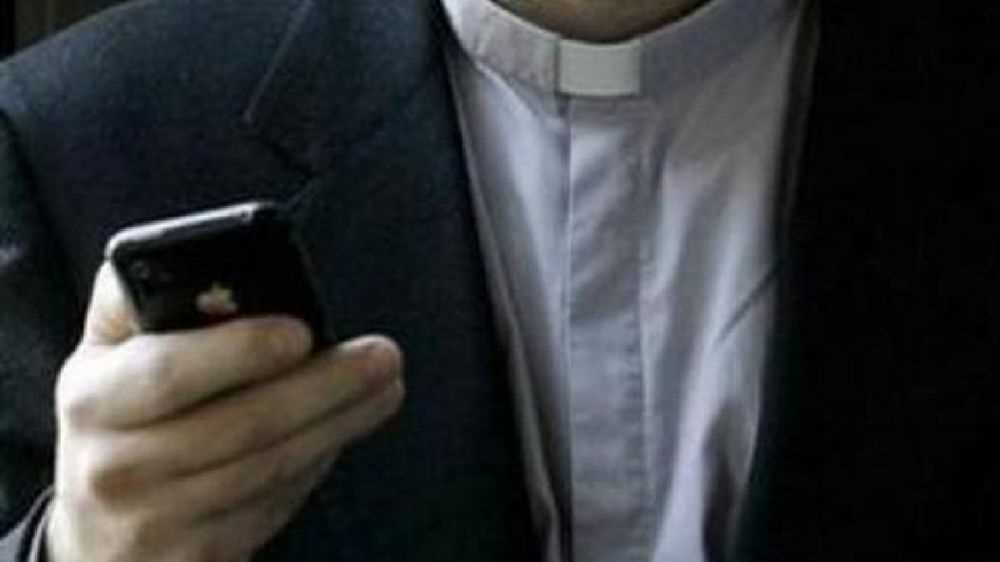 Padova, prete manda foto hot nella chat del catechismo