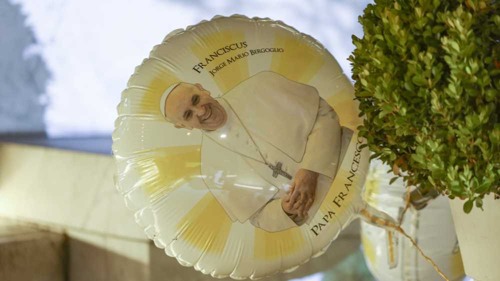 Sciolta la prognosi per Papa Francesco ma il ricovero prosegue. Il pontefice "è di buon umore"