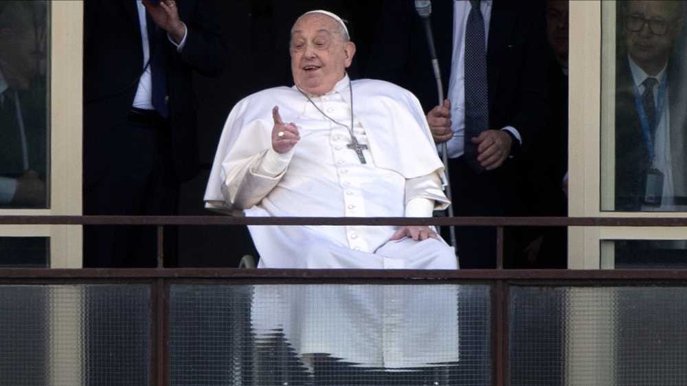 Papa Francesco, chi è la "signora con i fiori gialli" salutata nella benedizione dal balcone