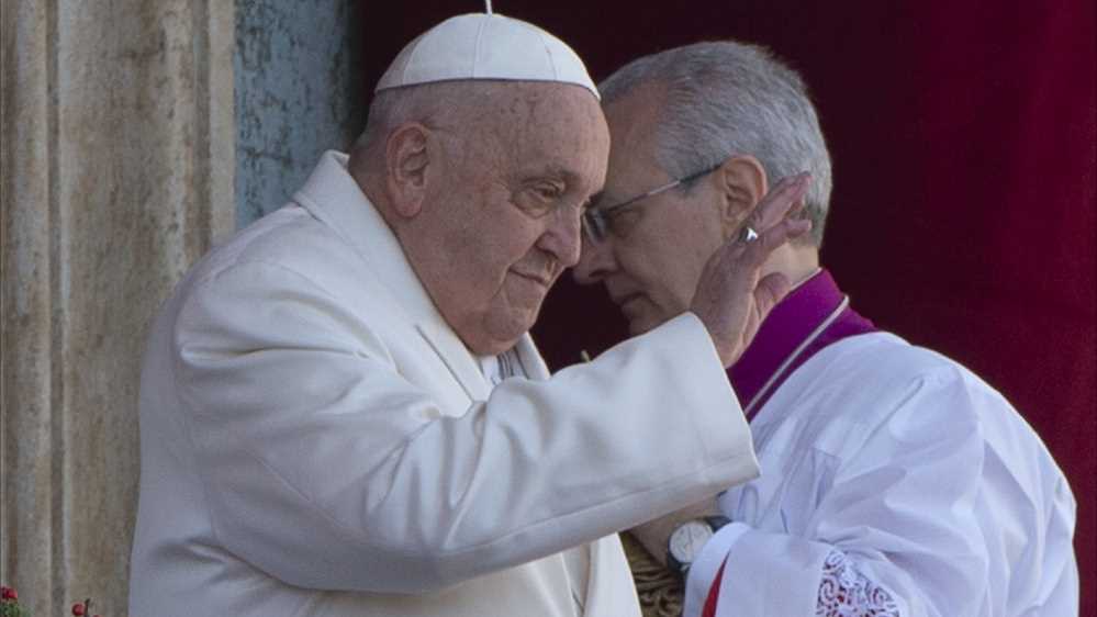 Papa Francesco in lieve miglioramento: resta ricoverato, ma continua a lavorare